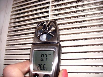 Het luchtdebiet controleren met een windmeter