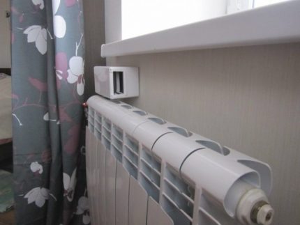 Een toevoerklep in de muur installeren