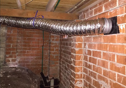 Een flexibel ventilatiekanaal leggen in een privéwoning