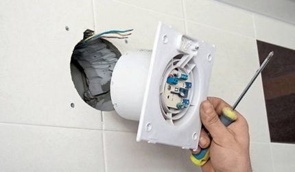 De ventilator in het kanaal monteren