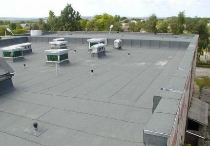 Roof ventilation of an apartment building