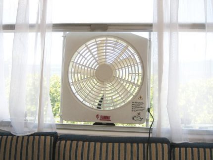 Pansamantalang pag-install ng isang tagahanga sa isang window