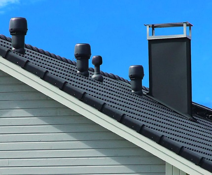 Locatie van ventilatie ten opzichte van de nok