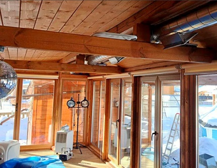 Warmte-opwekkende apparatuur in een houten huis