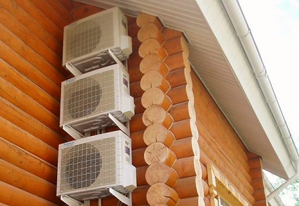 Airconditioners op de gevel van een houten huis