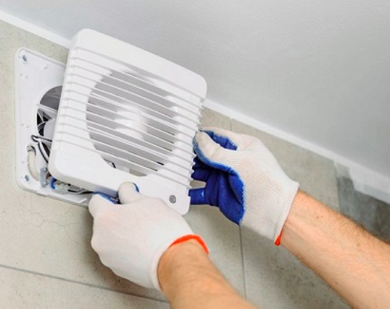 Een afzuigventilator installeren in de badkamer