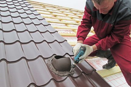 Installation of a ventilation outlet on a metal tile
