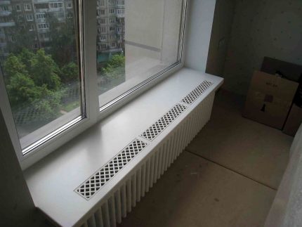Verzonken ventilatierooster in de vensterbank