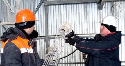 Pracownicy wymieniają filtr workowy