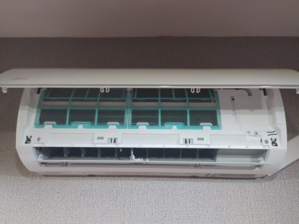 Buksan ang air conditioner ng panel