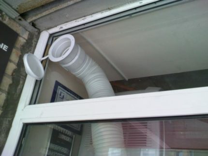 Vooraf ontworpen gat in een plastic raam