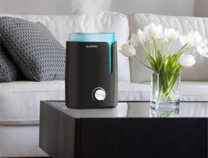 Máy tạo độ ẩm trên bàn trong phòng khách