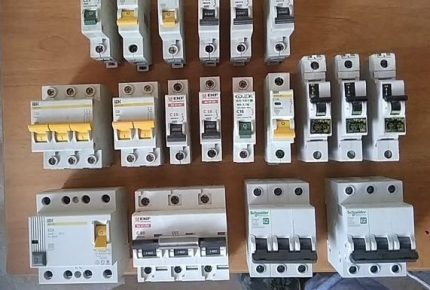 Automaty z różną liczbą biegunów