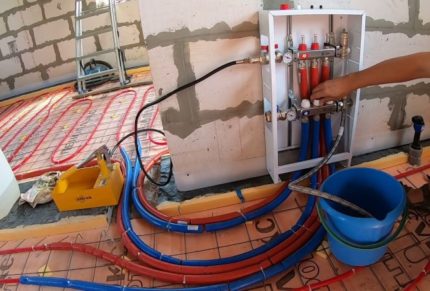De contouren van een warmwatervloer krimpen