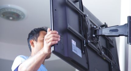 Gắn TV lên giá đỡ