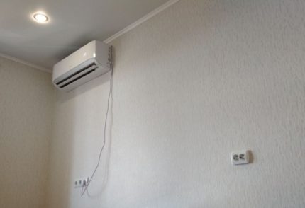 Połączenie za pomocą gniazdka elektrycznego