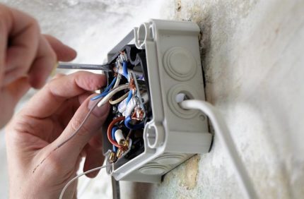 VVG-kabel in een aansluitdoos
