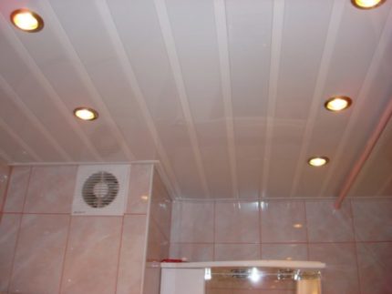 Ang kisame ng kanilang mga plastic panel