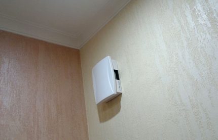 Dzwonek elektryczny na ścianie