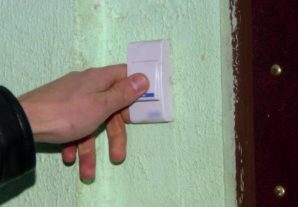 Elektryczny przycisk drzwi w pobliżu drzwi