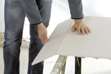 Đang cố gắng phá vỡ vách thạch cao