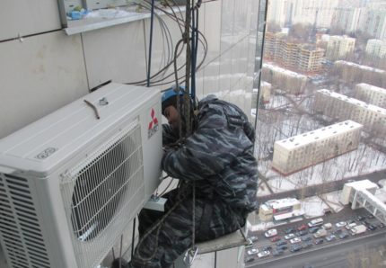 Montaż kosza i klimatyzatora przez wspinacza